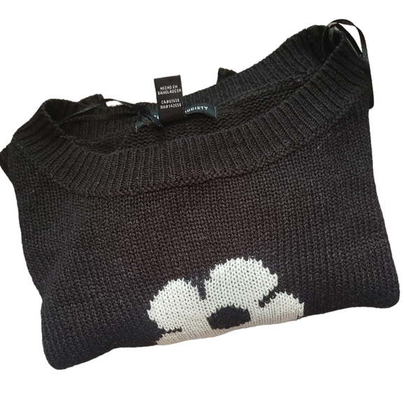 STREETWEAR SOCIETY - Knit Black & White Cropped Sweater With White Flowe… - Picture 1 of 4